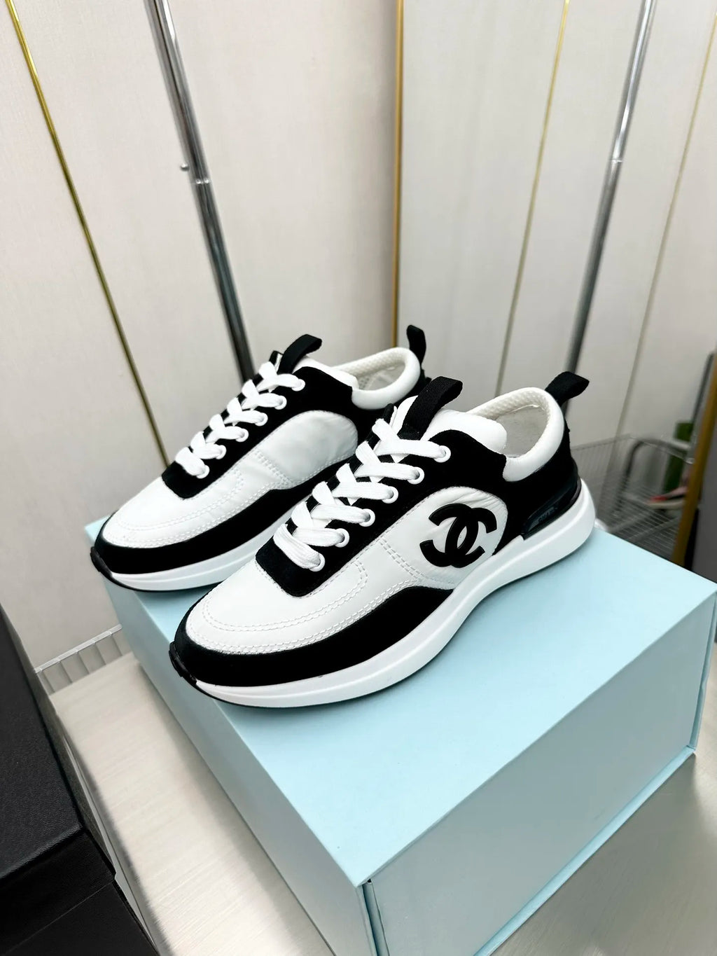 Women Sneakers X84185