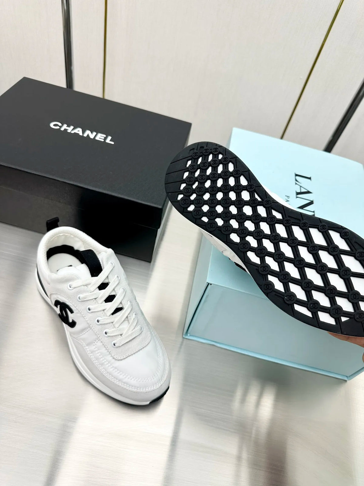Women Sneakers X84185