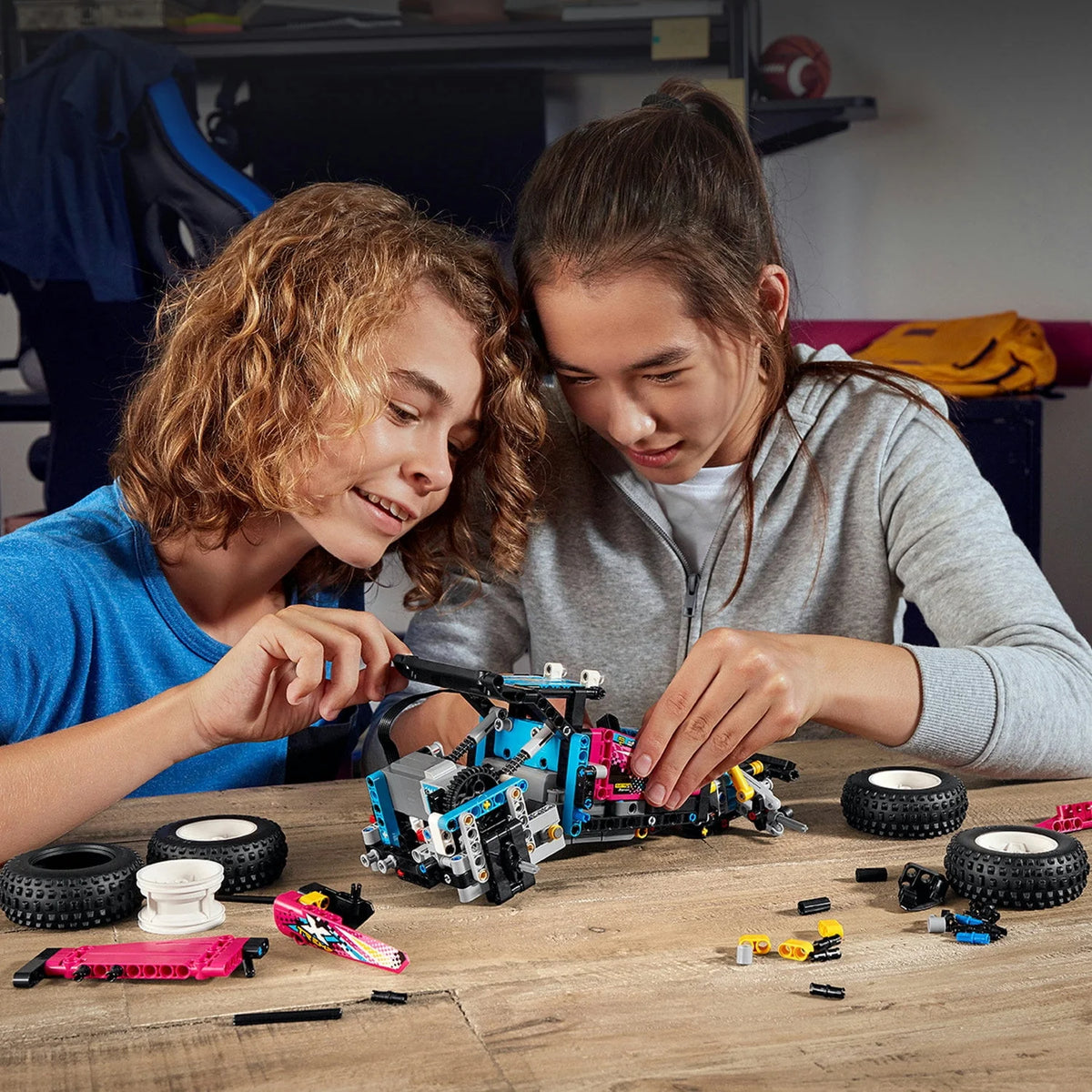 App-Controlled Retro RC Buggy Toy 374 Pieces V2760