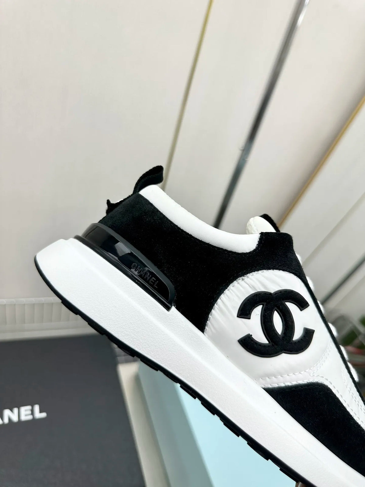 Women Sneakers X84185