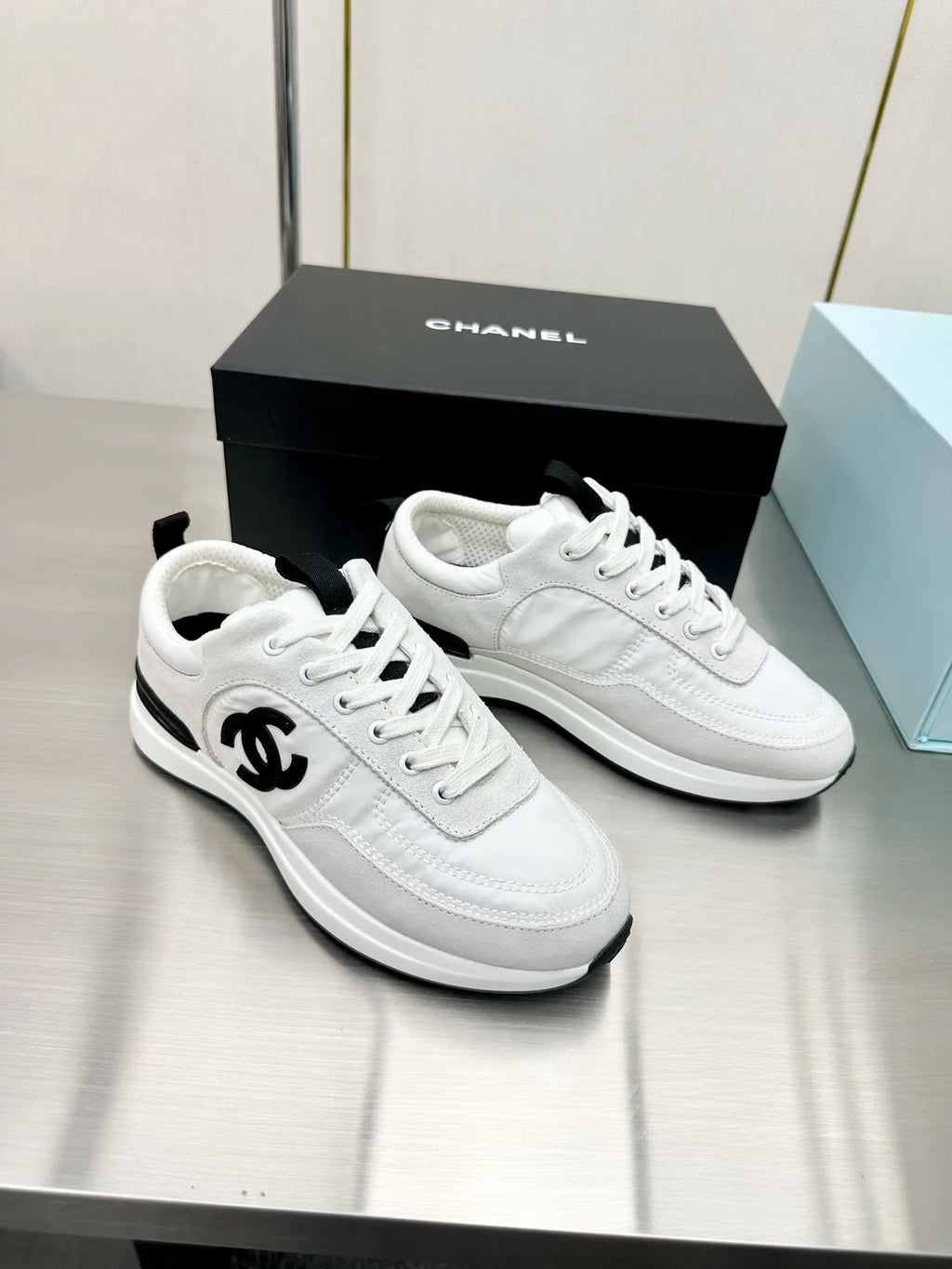 Women Sneakers X84185