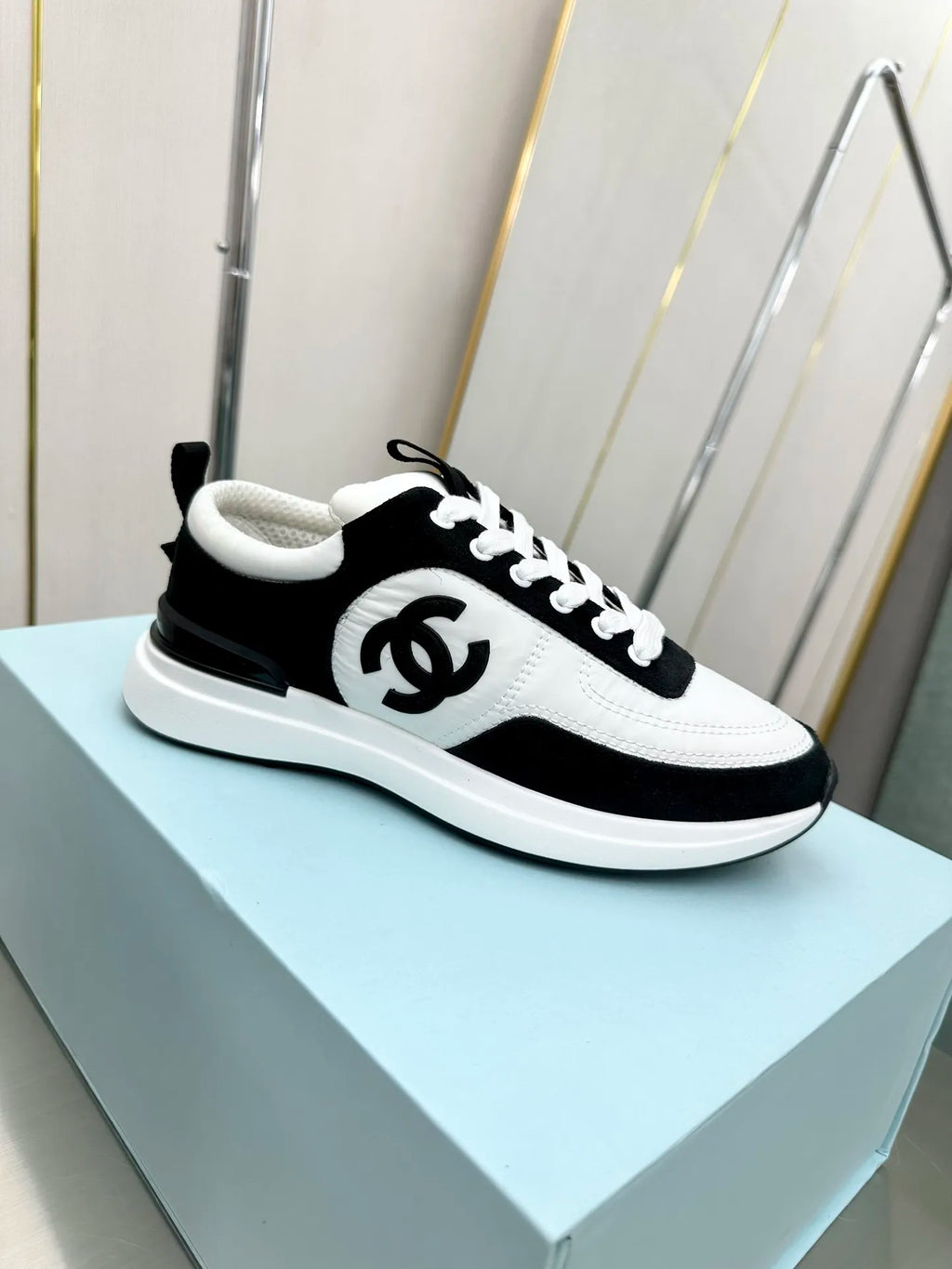 Women Sneakers X84185