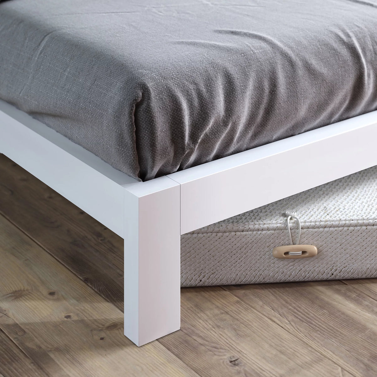 White Metal Platform Bed Frame, Queen Y9818