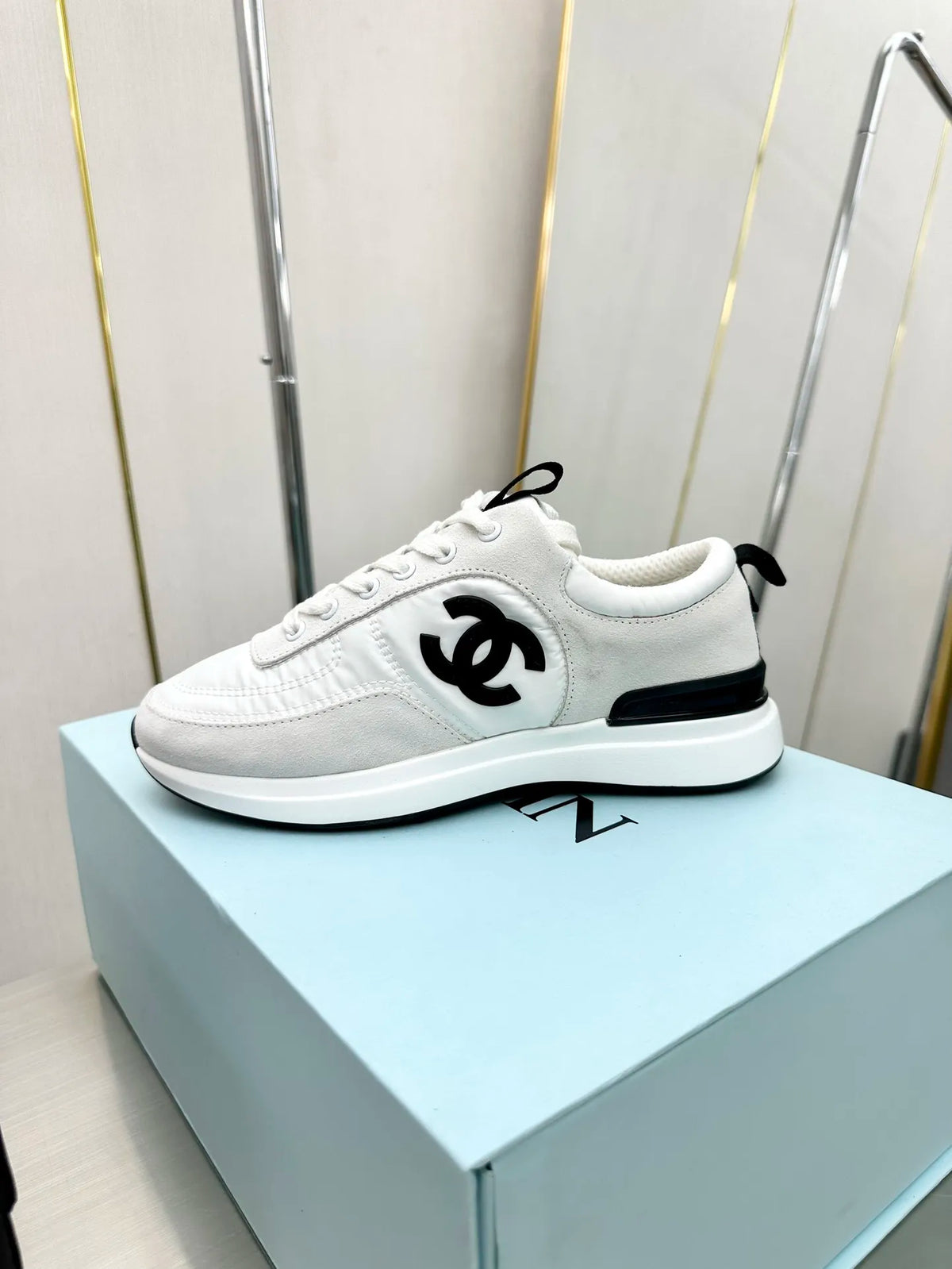 Women Sneakers X84185