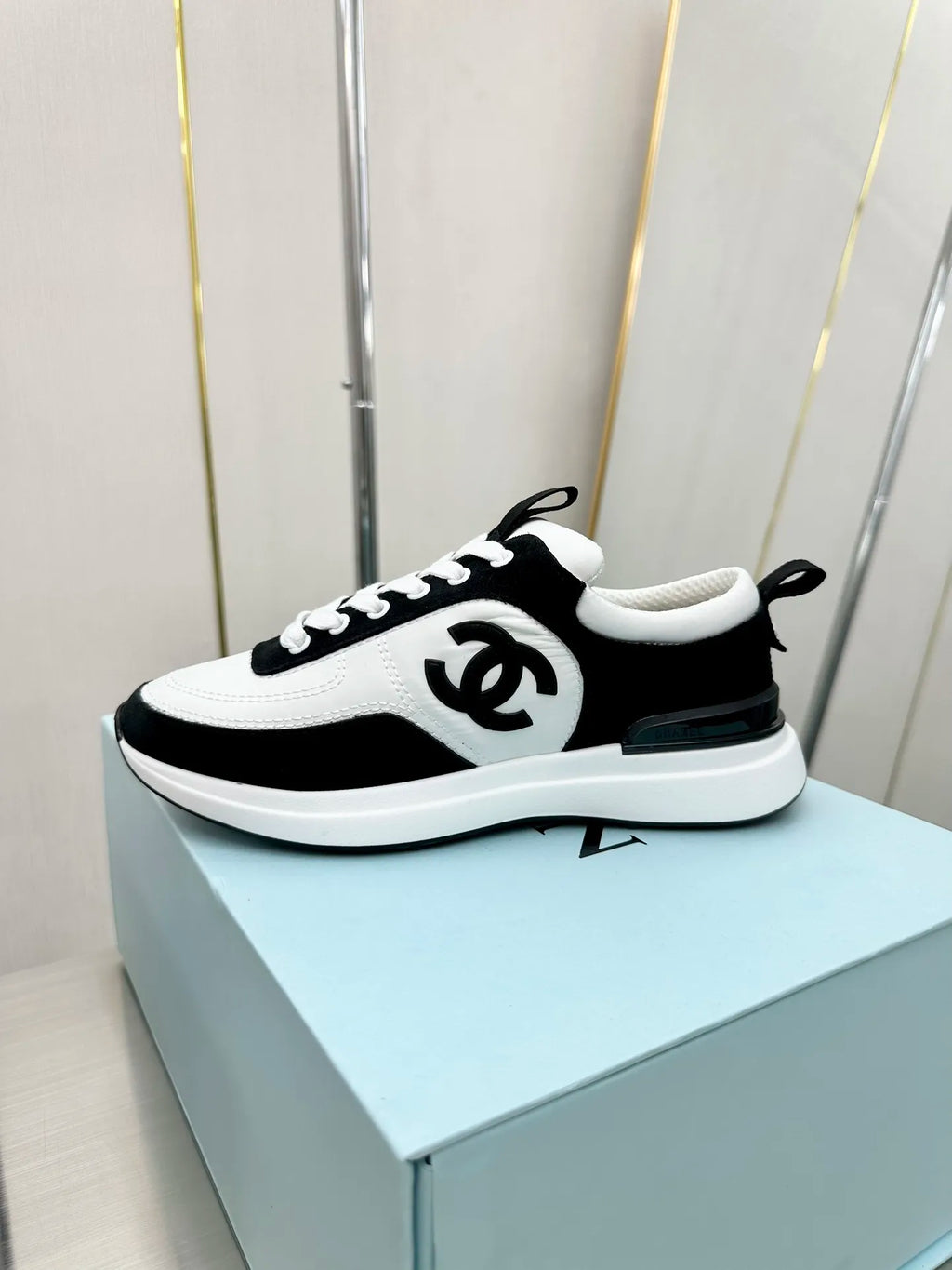 Women Sneakers X84185
