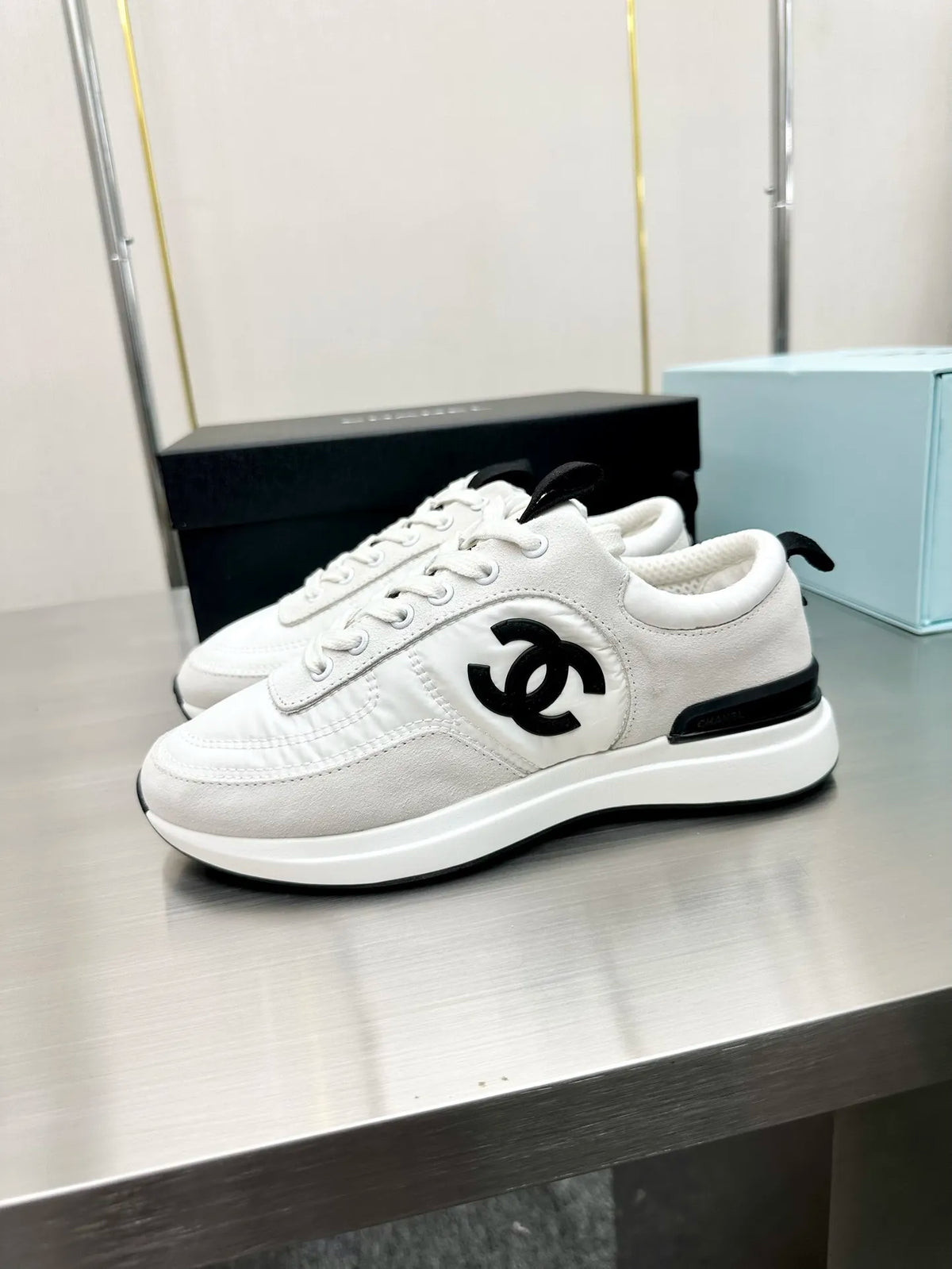 Women Sneakers X84185