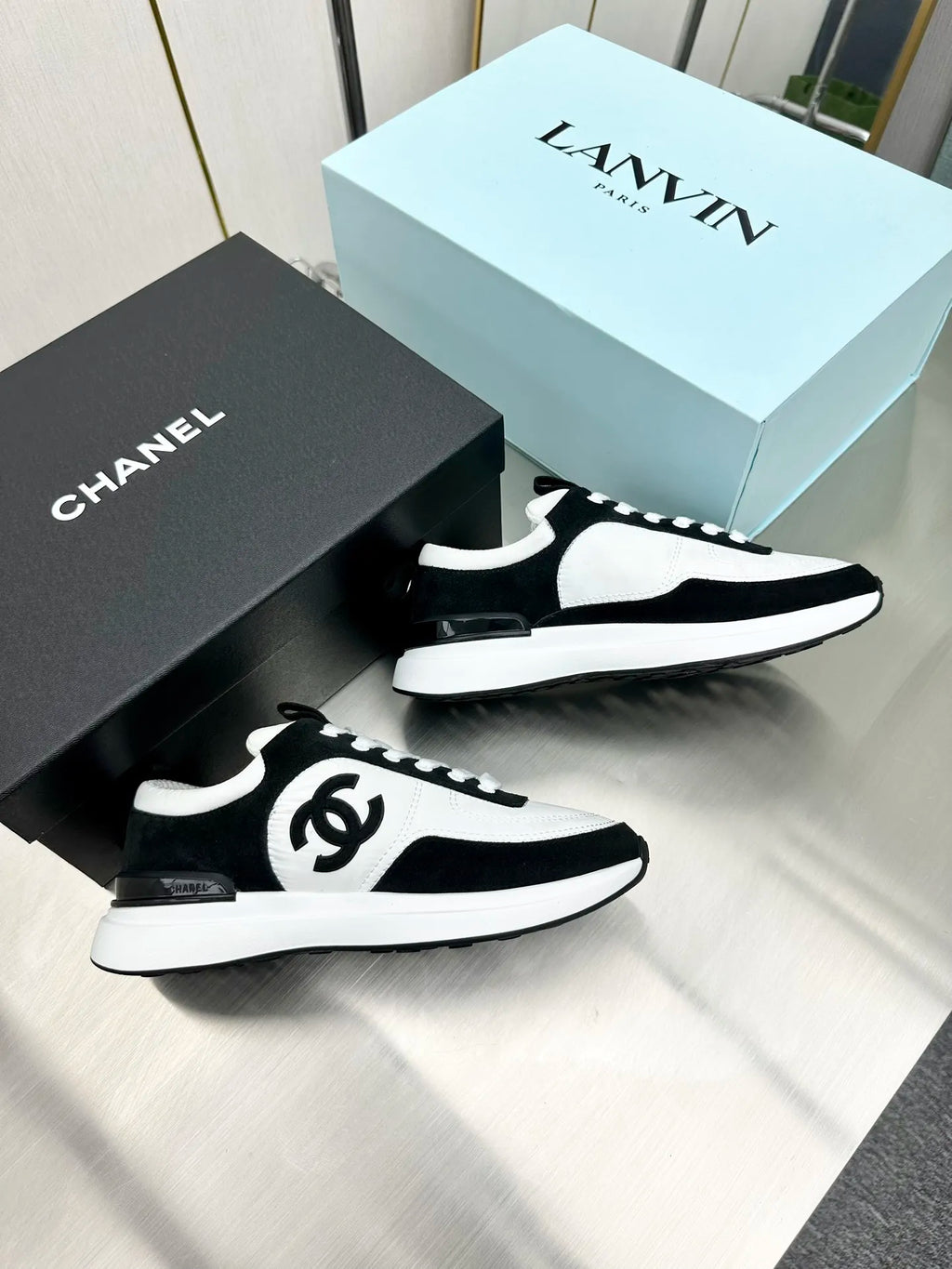 Women Sneakers X84185