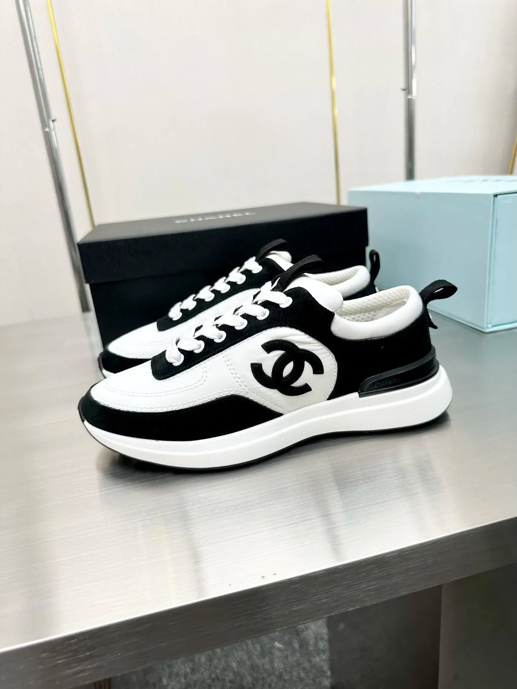 Women Sneakers X84185